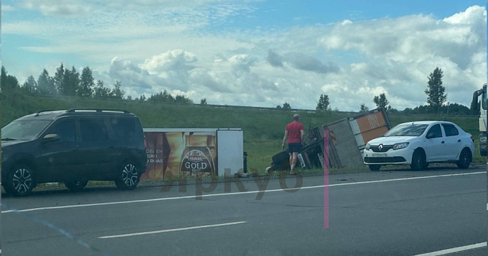 В Ярославской области на трассе перевернулся грузовик