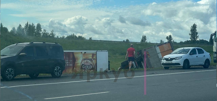 В Ярославской области на трассе перевернулся грузовик
