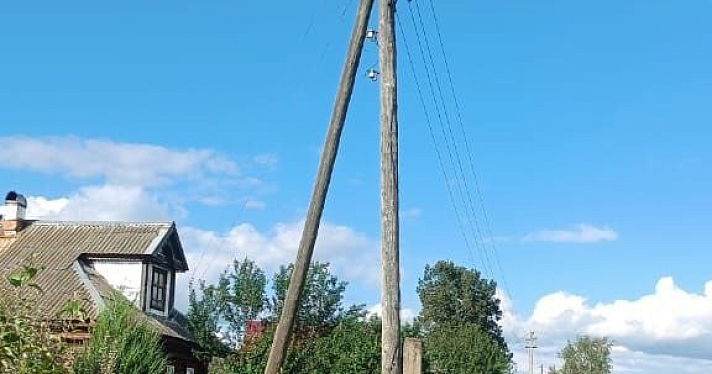 В деревне Ярославской области после вмешательства прокуратуры привели в порядок опоры линии электропередач_252293