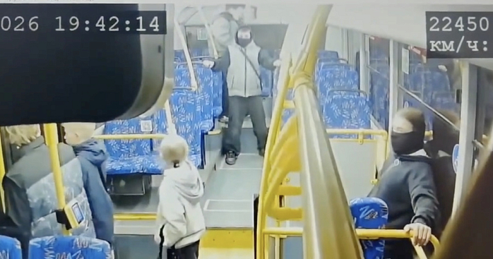 «Молоток не для красоты»: В Ярославле подростки украли из автобуса четыре аварийных молотка