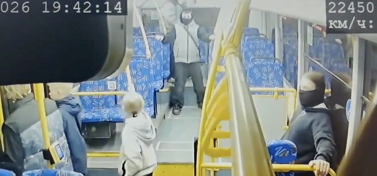 «Молоток не для красоты»: В Ярославле подростки украли из автобуса четыре аварийных молотка