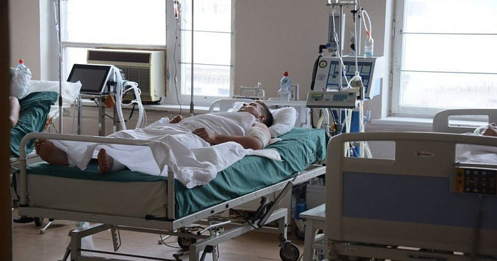 Год отработал в «красной зоне»: ярославцы молятся за умирающего врача 