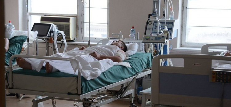 Год отработал в «красной зоне»: ярославцы молятся за умирающего врача 