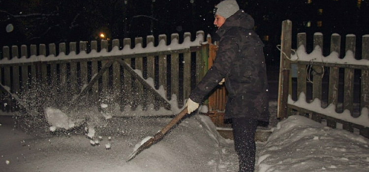 «Снежный десант»: ярославцы расчищают снег у домов одиноких пенсионеров _170876