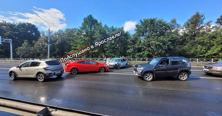Октябрьский мост встал в пробку из-за ДТП