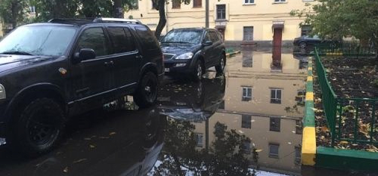 Ярославцы снова пожаловались на лужи во дворах после ремонта