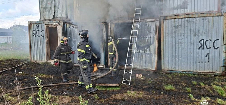 В деревне под Ярославлем неизвестные подожгли стальные бытовки_315781