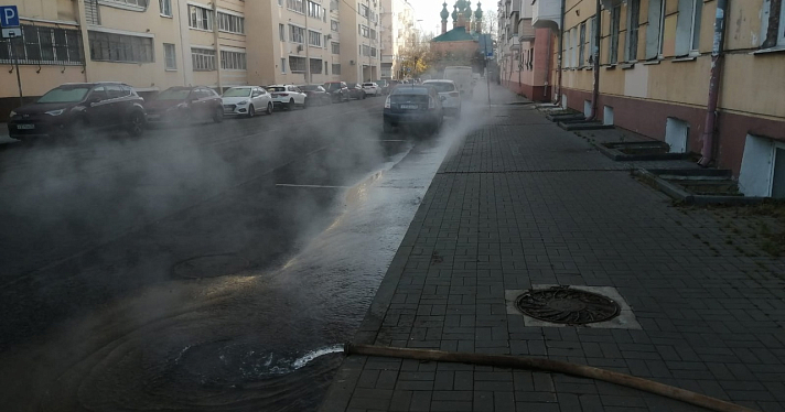 В центре Ярославля улицу затопило кипятком_254101