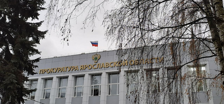 На базе отдыха в Ярославской области рабочий сорвался с крыши здания