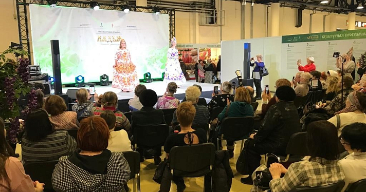 Ярославские мастерицы представили коллекцию женских платьев и кокошников на всероссийской выставке_234499