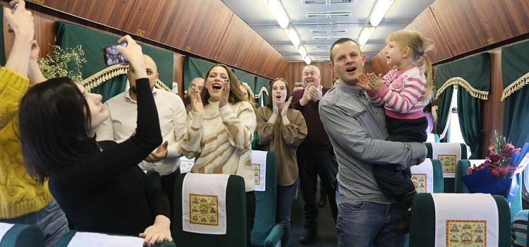 В Ярославле прошла первая свадьба в поезде_259397