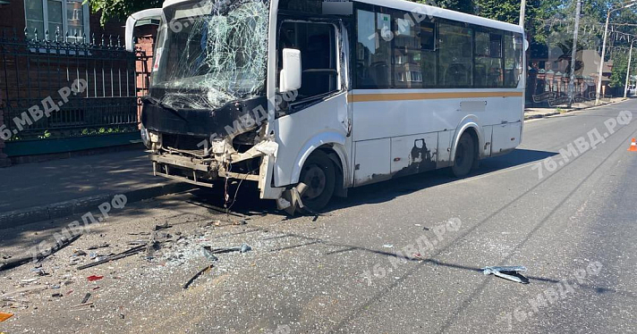 В Ярославле автобус с пассажирами врезался в грузовик: есть пострадавшие_217836