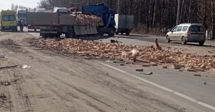 Куча кирпичей парализовала движение на ярославских дорогах