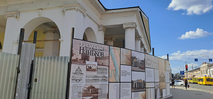 Вместо скучного забора – историческая галерея: в центре Ярославля здание на время ремонта украсили познавательными баннерами_243333