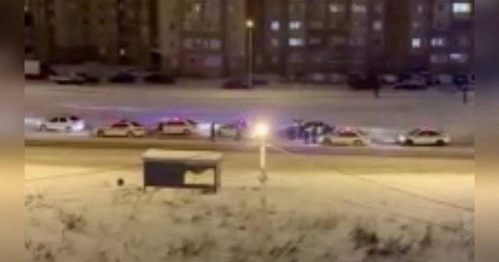 Пять машин ГИБДД окружили дом в Брагино: что произошло в Ярославле 
