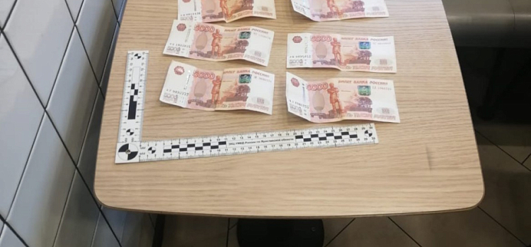 Ярославец пытался дать взятку судебному приставу