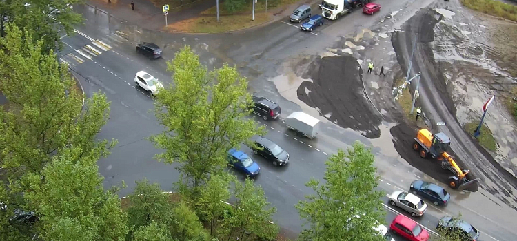 В Ярославле положили асфальт на участок дороги, где провалился грузовик_219855