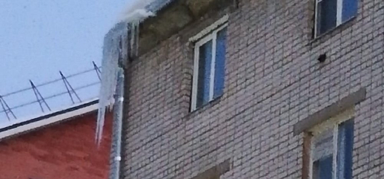 «Ждет свою жертву»: ярославцы жалуются на сосульку на здании поликлиники
