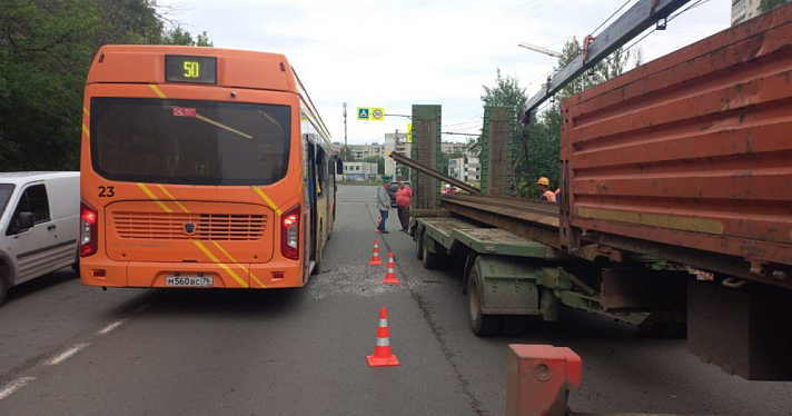 Пострадали пассажирки: в Ярославле трамвайный рельс уронили на электробус
