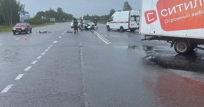  Водитель легковушки пострадал в ДТП с грузовиком в Ярославской области
