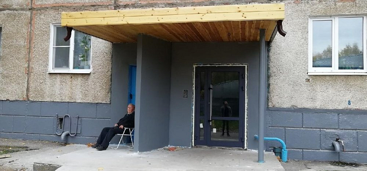 В ярославской «панельке» установили стеклянные двери