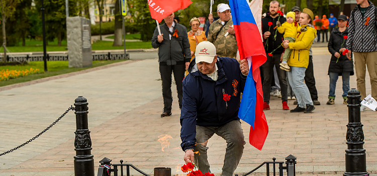 Молдавская диаспора Ярославля возложила цветы к Вечному огню в память о героях Великой Отечественной_296217