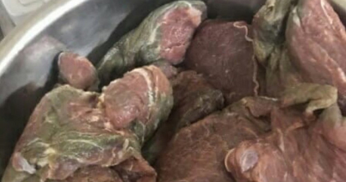 «Отравились 7 человек»: появились кадры тухлого мяса из рыбинского колледжа