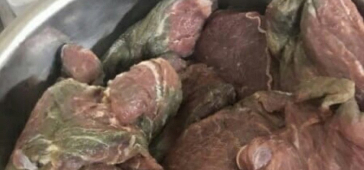 «Отравились 7 человек»: появились кадры тухлого мяса из рыбинского колледжа