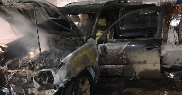 В Ярославле ночью сгорели два автомобиля