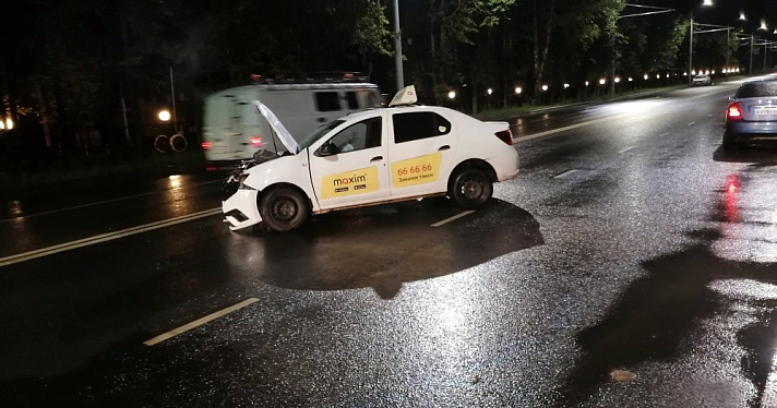 В ДТП с такси в Ярославле пострадали люди