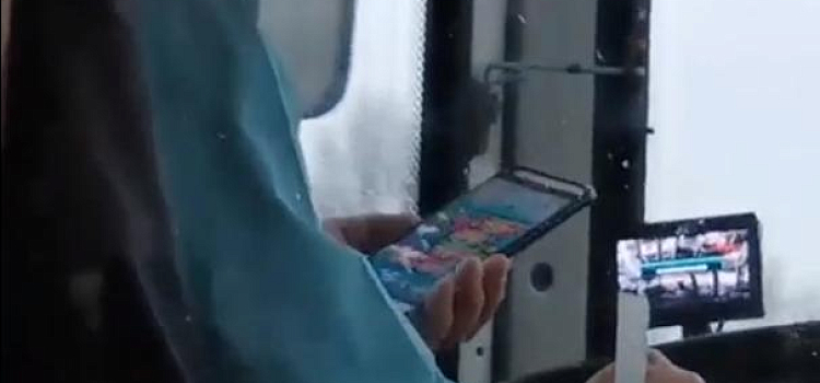 Играл в телефон во время движения: водителю автобуса в Ярославле объявили предостережение