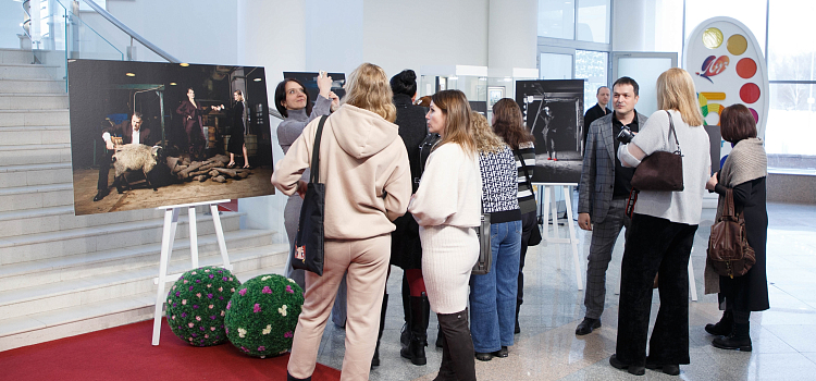 В Ярославле открылась фотовыставка о людях и производствах региона_310954