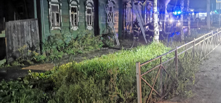 В Ярославле сгорел расселенный деревянный дом_250146