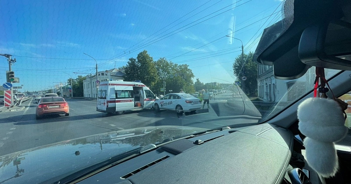 В Ярославле столкнулись скорая помощь и такси