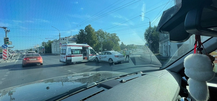 В Ярославле столкнулись скорая помощь и такси