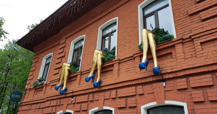 Ксения Собчак высказалась о золотых ногах на фасаде исторического здания в Ярославле