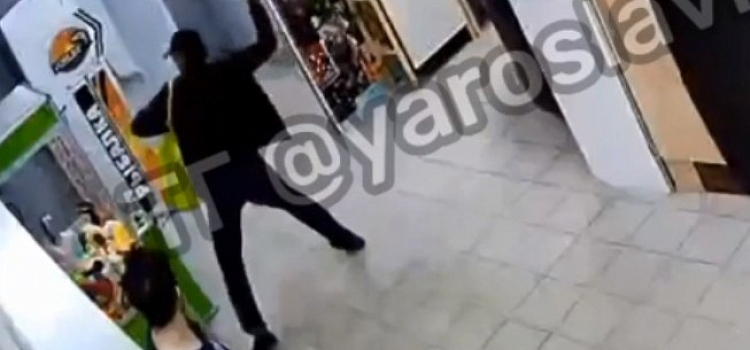 «Где мои десять рублей?!»: в Ярославле мужчина с топором напал на автомат с мягкими игрушками