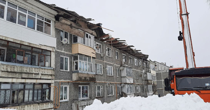 В Ярославской области под тяжестью снега массово рушатся крыши жилых домов