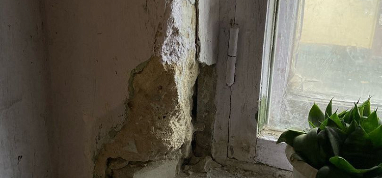 В Ярославле мэрию обязали расселить и снести старый дом_275129