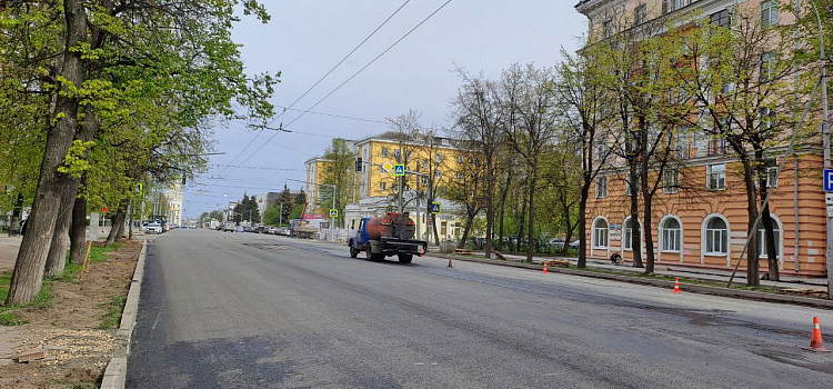 В Ярославле начали укладывать асфальт на улице Свободы_271987