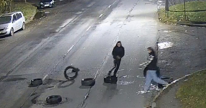 «Бросали покрышки на дорогу и снимали водителей на телефоны»: в Ярославле ищут дерзких вандалов
