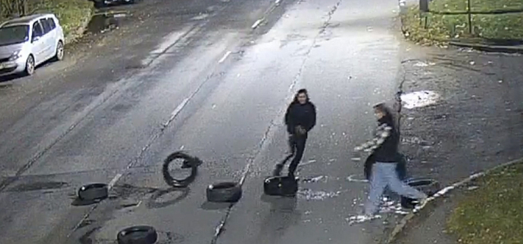 «Бросали покрышки на дорогу и снимали водителей на телефоны»: в Ярославле ищут дерзких вандалов