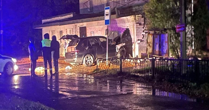 В Ярославской области водитель иномарки врезался в стену сельского клуба и погиб_253834