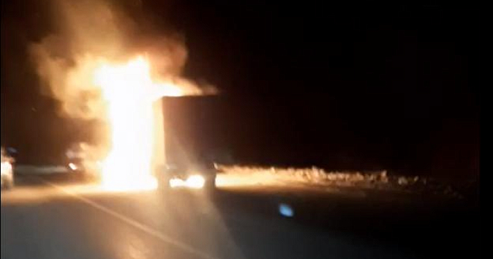 В Ярославской области грузовик сгорел на федеральной трассе