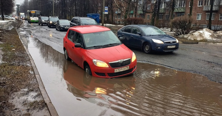 В Ленинском районе Ярославля автомобиль угодил в водный плен