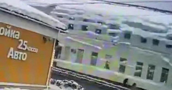 В Рыбинске на семью с ребенком с крыши сошла лавина снега