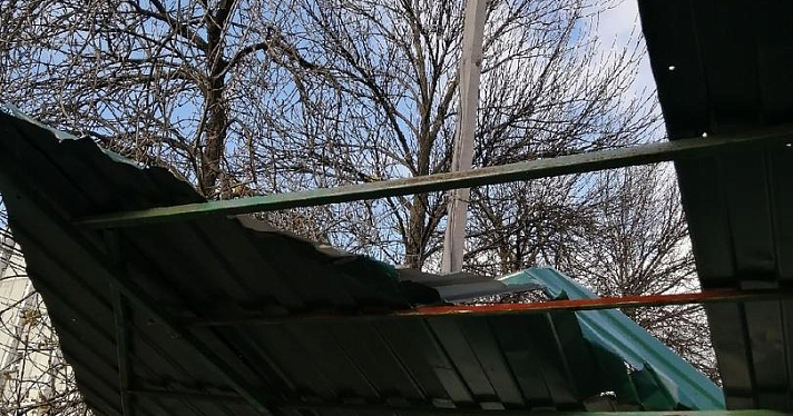 В центре Ярославля на ребенка упал кусок профнастила с крыши_168109