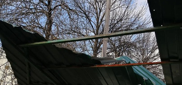В центре Ярославля на ребенка упал кусок профнастила с крыши_168109
