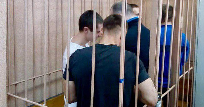 На суде по продлению меры пресечения фсиновцев-фигурантов дела об избиении Евгения Макарова посадили в клетку