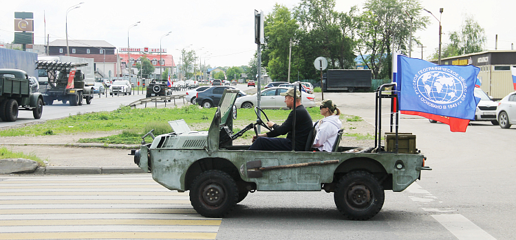 Снова в строю. В Ярославской области прошёл масштабный автопробег машин прошлого века_298141